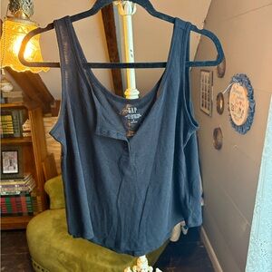 GAP Women’s Black Scoop Neck Mid Buttons. Size small. Lenin blend!